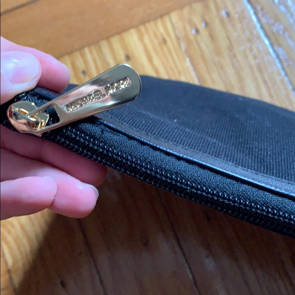 MK pouch - Picture 4 of 4